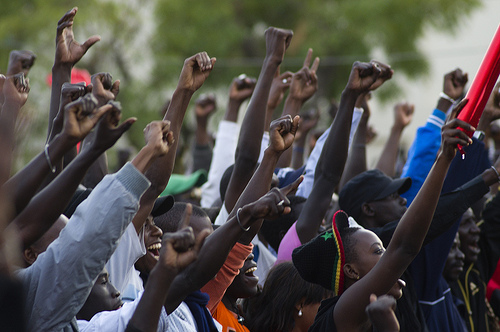 Manifestanti mostrano giubilo, immagine di Nd1mbee su Flickr, utilizzata su concessione
