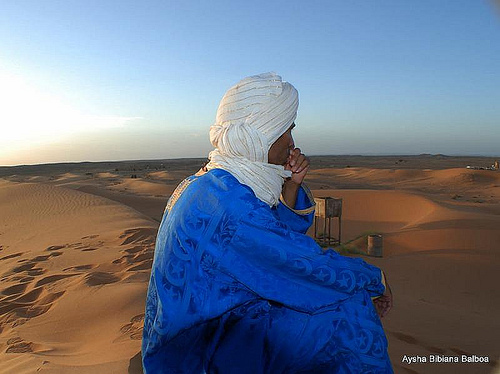 The blue men of the desert by Aysha Bibiana Balboa on Flickr ( License CC-NC-BY)