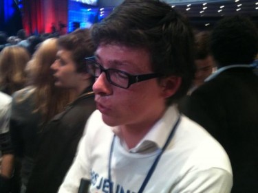 Activist van de UMP (partij van Sarkozy) in tranen. Foto van @Alexsulzer.