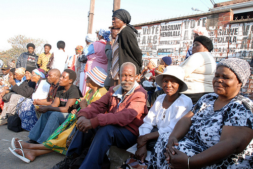 매달 말, 연금을 받으려는 시민들이 줄 서있는 모습. Clermont Township, Kwazulu-Natal, South Africa by&nbsp;HelpAge on Flickr (CC-license-BY).