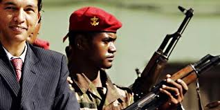 l'armée entoure Rajoelina lors de la prise de pouvoir en mars 2009 - Domaine publique via Topmada  
