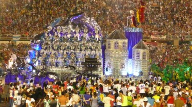 Char de l'école de samba Beija-Flor lors du défilé 2013