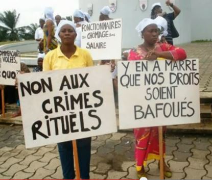 Manifestaciones contra los asesinatos rituales en Gabón. Captura de pantalla de un vídeo del usuario garenghem en YouTube