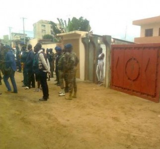 Les militaires près de la maison de Gaston Zossou. Photo: Page Facebook mercredi rouge