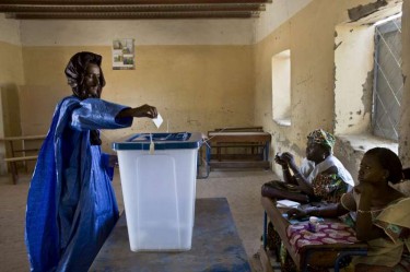 un homme vote pour le second tour des élections présidentielles maliennes à Tombouctou via UNHCR avec leur permission