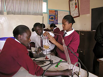 Curso de química en Kenia. Imagen de un.org utilizada con su autorización