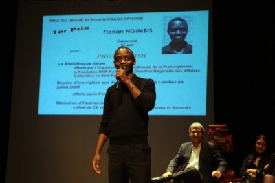 Florian Ngimbis recevant le prix du jeune ecrivain francopone 2008 - photo avec la permission de l'auteur