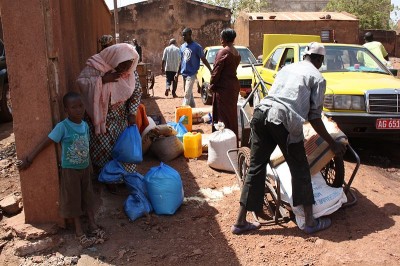 distribution de nourriture pour les réfugiés maliens - via wikimédia commons CC-BY-NC  