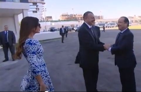  capture d'écran de la vidéo du président François Hollande reçu par le président Ilham Aliyev via AzerTac English sur YouTube  