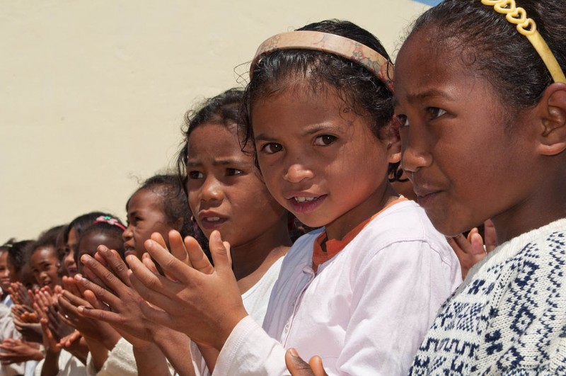 マダガスカルの少女たち（Flickrよりヘリー・ゾー・ラコトンドラマナ撮影）CC BY-SA 2.0