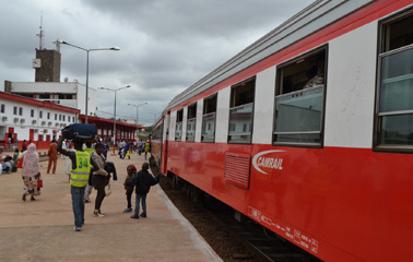 Le Innercity train entre Yaoundé et Douala via Cameroon online- Public domain