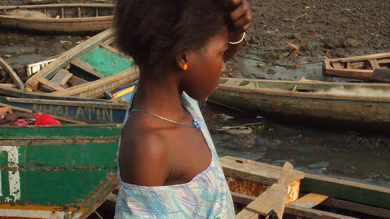 Young girl in  Conakry, by Sebastián Losada - Creative Commons Attribution-Share Alike 2.0 Generic