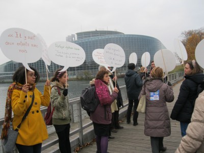 Les participants attendent leur tour de parole avant de se diriger vers le Parlement européen (photo Suzanne Lehn)