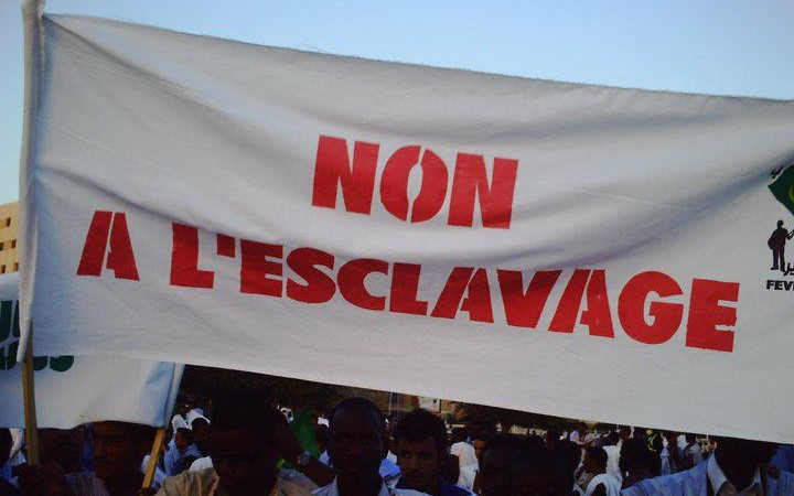 Demonstrace organizace IRA Mauritania – transparent s textem „Ne otroctví“. Z facebookového účtu organizace, uveřejněno se svolením.
