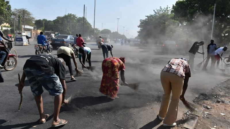 Los manifestantes limpian la ciudad de Uagadugú. Foto publicada con permiso de Oeil d'Afrique