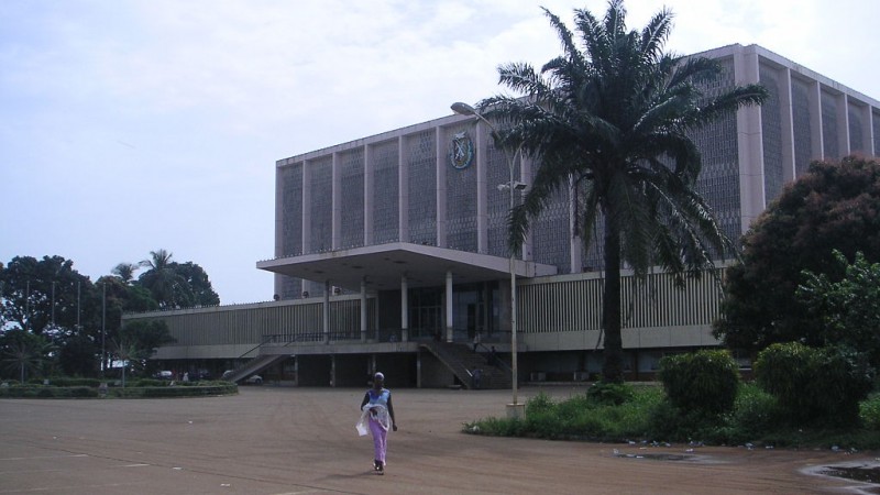 « Conakry palais du peuple ». Sous licence CC BY 2.5 via Wikimedia Commons -